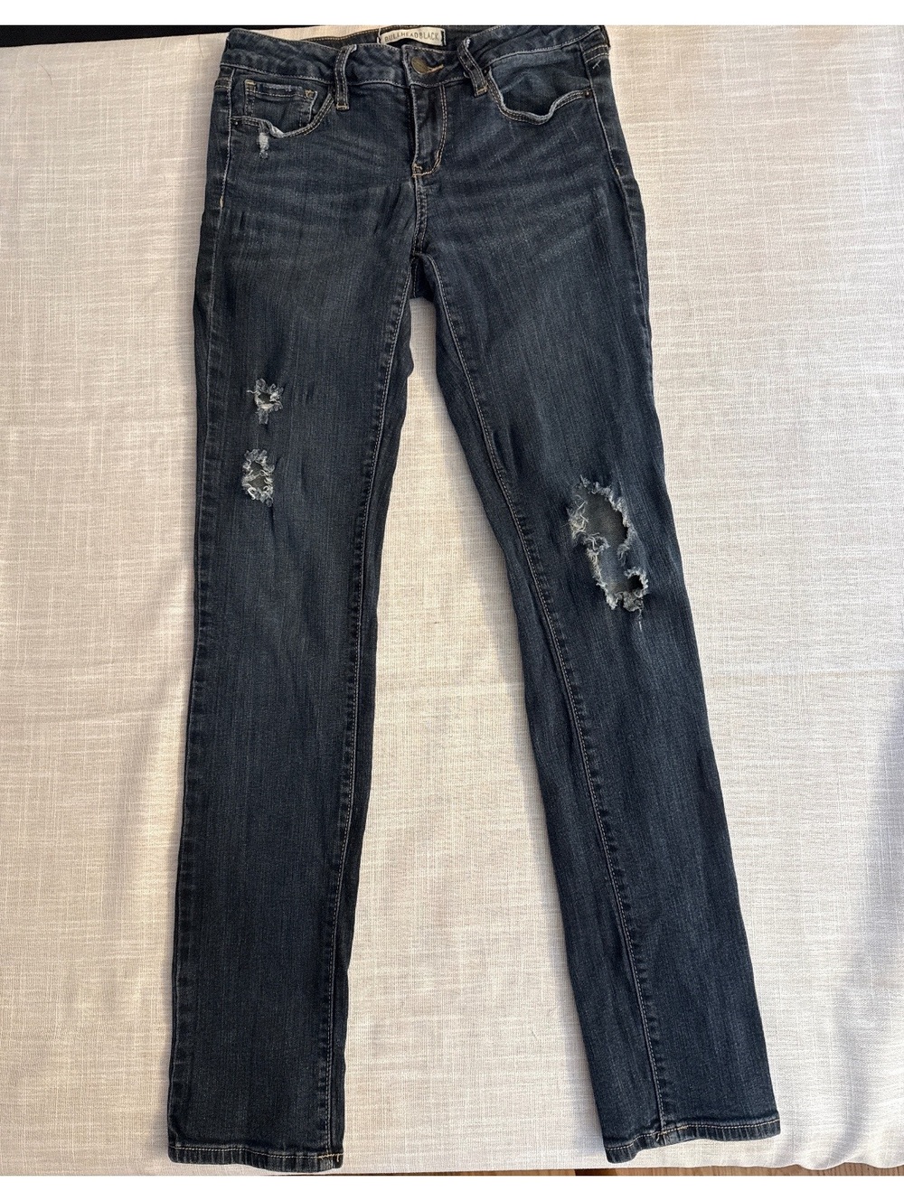 Bullhead Super Skinny Jeans Size 7 in Dark Denim with Distressed Details